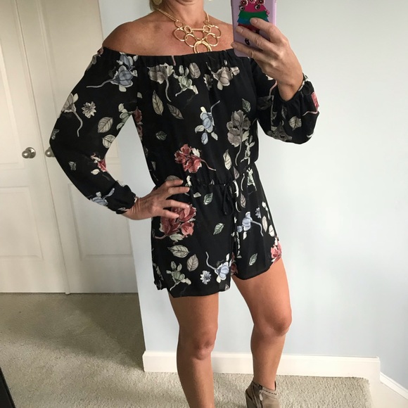 ❤️1 LARGE❤️Black Floral Off the Shoulder Romper - Picture 2 of 6